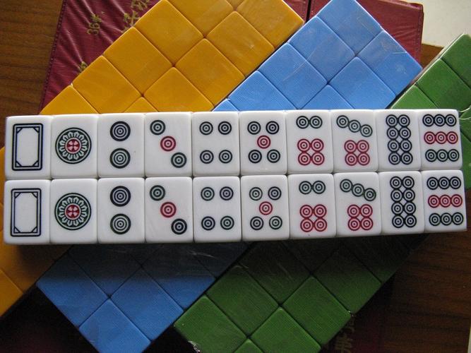 Nhà cửa lấn đồi lố nhố - xô bồ dưới chân tượng Kim thân Phật tổ.